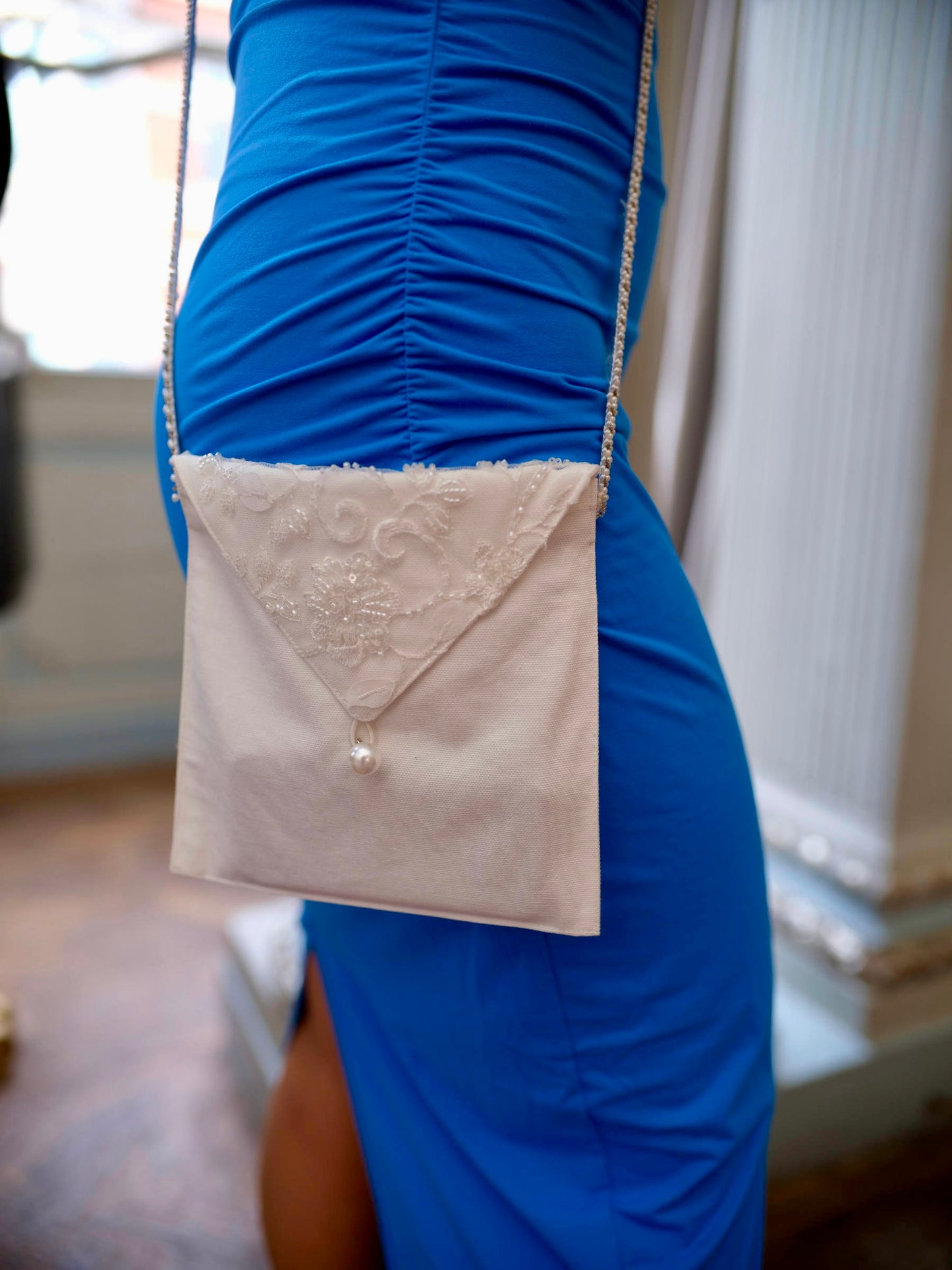 F. Cross-body-purse made of Danish Symphony Couture embroidery in White