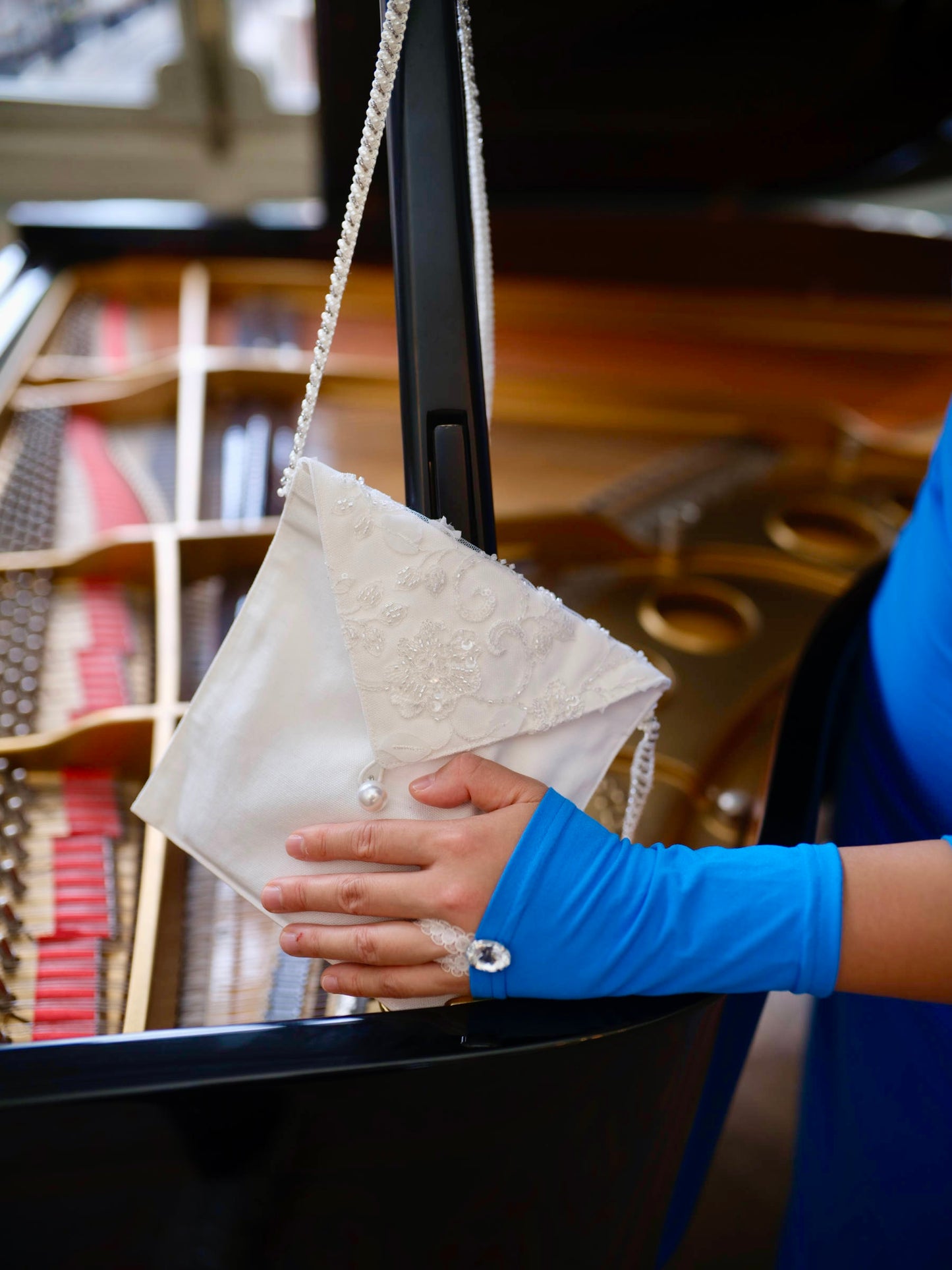 F. Cross-body-purse made of Danish Symphony Couture embroidery in White